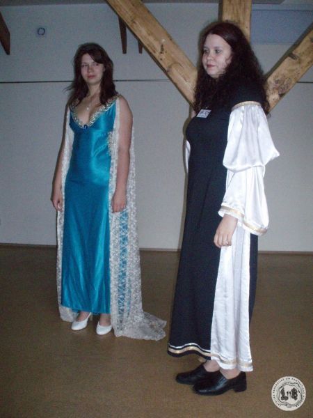 Dinaer un Seila kleitās
